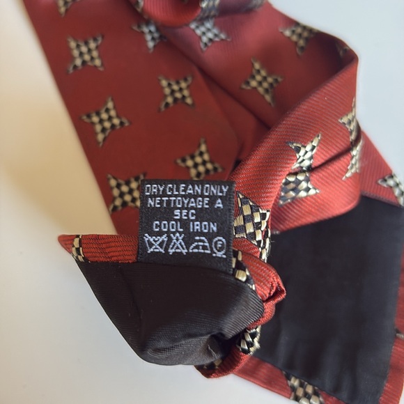 Hugo Boss Red Silk Tie with Houndstooth Design - Picture 7 of 10